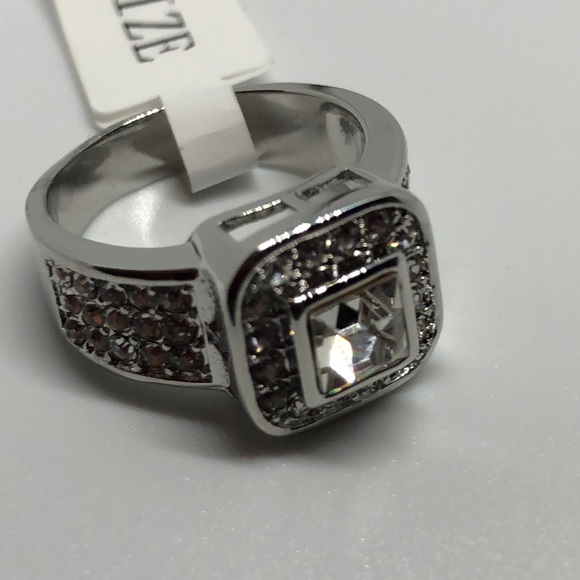 Lovely cushion setting silver ring size 7 boutique - Picture 7 of 8